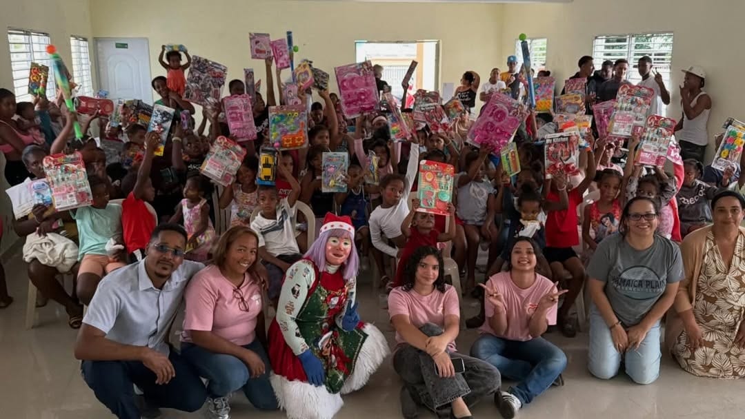 Niños con regalos en evento navideño