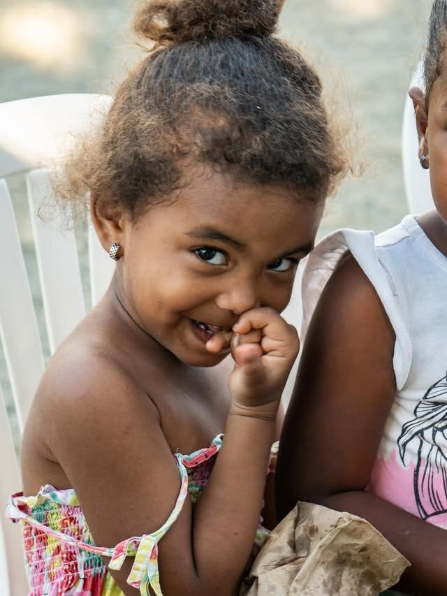 Niña sonriendo tímidamente